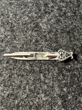 Vintage Silver-Tone Decorative Clip / Pin – Ornate Scroll Design